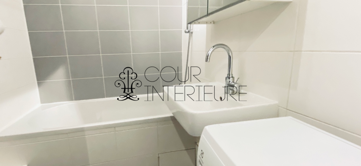 MEUBLÉ – Studio avec lit double – 27 m2 – Paris 9ème – Rue Rochechouart – 1er étage – Loyer charges comprises : 1.200 € (chauffage collectif)