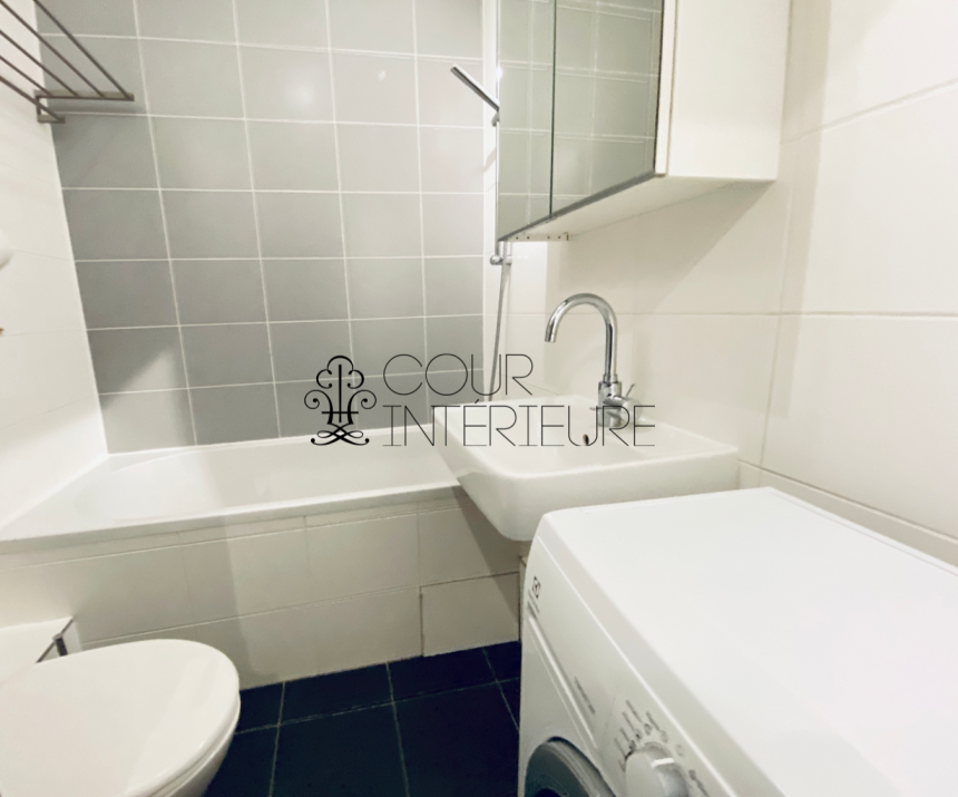 MEUBLÉ – Studio avec lit double – 27 m2 – Paris 9ème – Rue Rochechouart – 1er étage – Loyer charges comprises : 1.200 € (chauffage collectif)