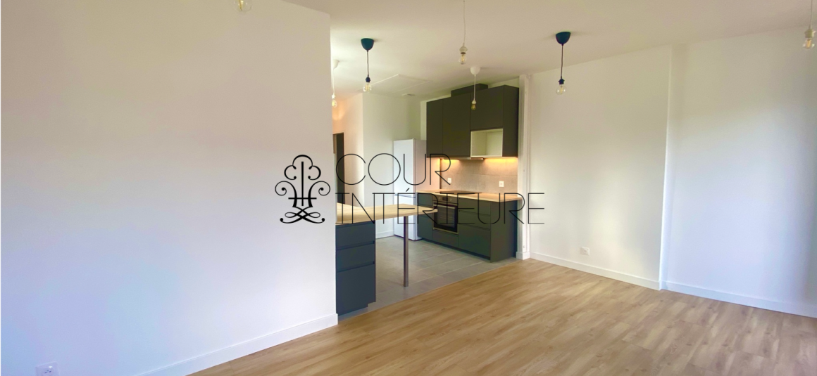 VIDE  (cuisine équipée) Refait neuf – 2 chambres (dont 1 petite) – 58,43 m2 + Balcon –  Paris 1er – Rue Bourdonnais – 5ème et dernier étage avec ascenseur jusqu’au 4ème étage – Loyer charges comprises : 2.300 euros