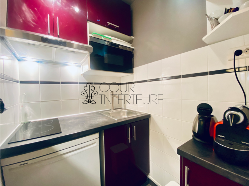 MEUBLÉ – Studio avec lit double – 27 m2 – Paris 9ème – Rue Rochechouart – 1er étage – Loyer charges comprises : 1.200 € (chauffage collectif)