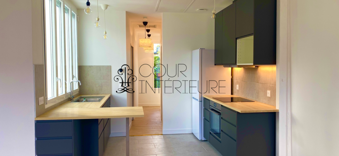 VIDE  (cuisine équipée) Refait neuf – 2 chambres (dont 1 petite) – 58,43 m2 + Balcon –  Paris 1er – Rue Bourdonnais – 5ème et dernier étage avec ascenseur jusqu’au 4ème étage – Loyer charges comprises : 2.300 euros