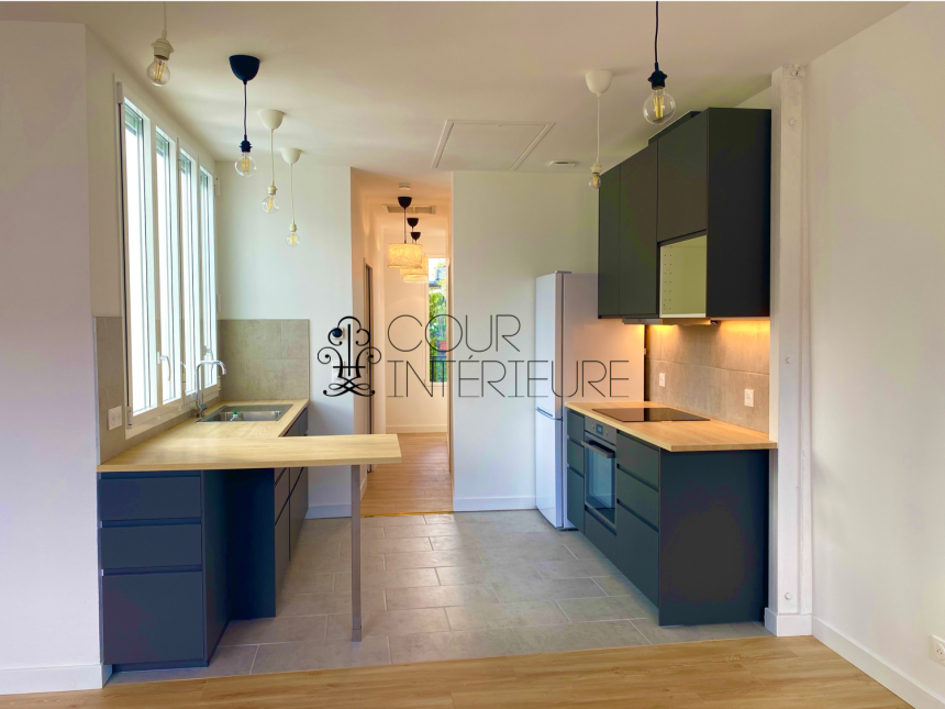 VIDE  (cuisine équipée) Refait neuf – 2 chambres (dont 1 petite) – 58,43 m2 + Balcon –  Paris 1er – Rue Bourdonnais – 5ème et dernier étage avec ascenseur jusqu’au 4ème étage – Loyer charges comprises : 2.300 euros