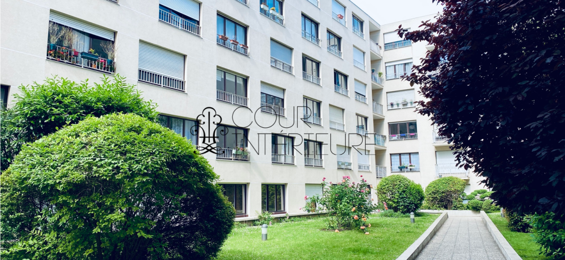 MEUBLÉ – Studio avec lit double – 27 m2 – Paris 9ème – Rue Rochechouart – 1er étage – Loyer charges comprises : 1.200 € (chauffage collectif)