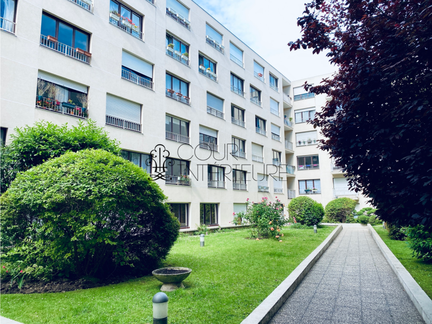 MEUBLÉ – Studio avec lit double – 27 m2 – Paris 9ème – Rue Rochechouart – 1er étage – Loyer charges comprises : 1.200 € (chauffage collectif)