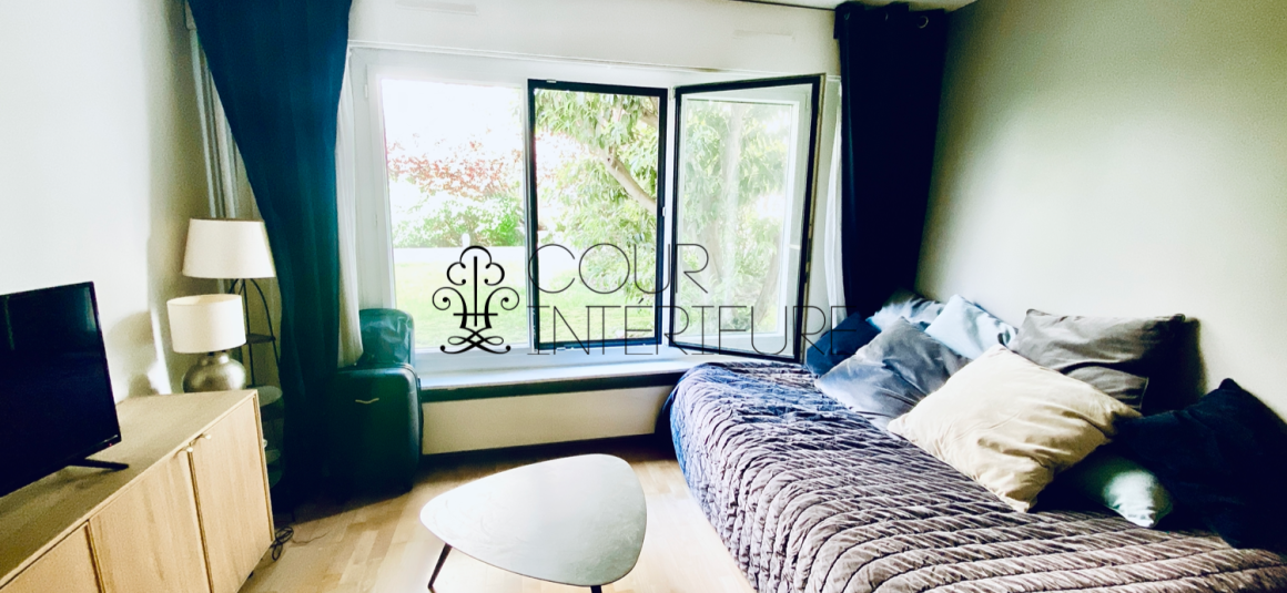 MEUBLÉ – Studio avec lit double – 27 m2 – Paris 9ème – Rue Rochechouart – 1er étage – Loyer charges comprises : 1.200 € (chauffage collectif)
