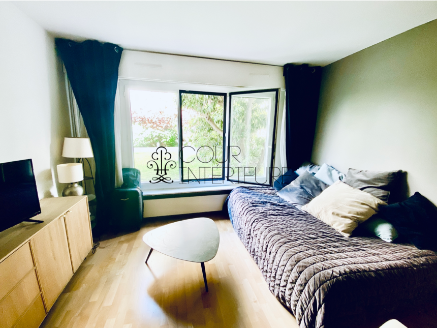MEUBLÉ – Studio avec lit double – 27 m2 – Paris 9ème – Rue Rochechouart – 1er étage – Loyer charges comprises : 1.200 € (chauffage collectif)