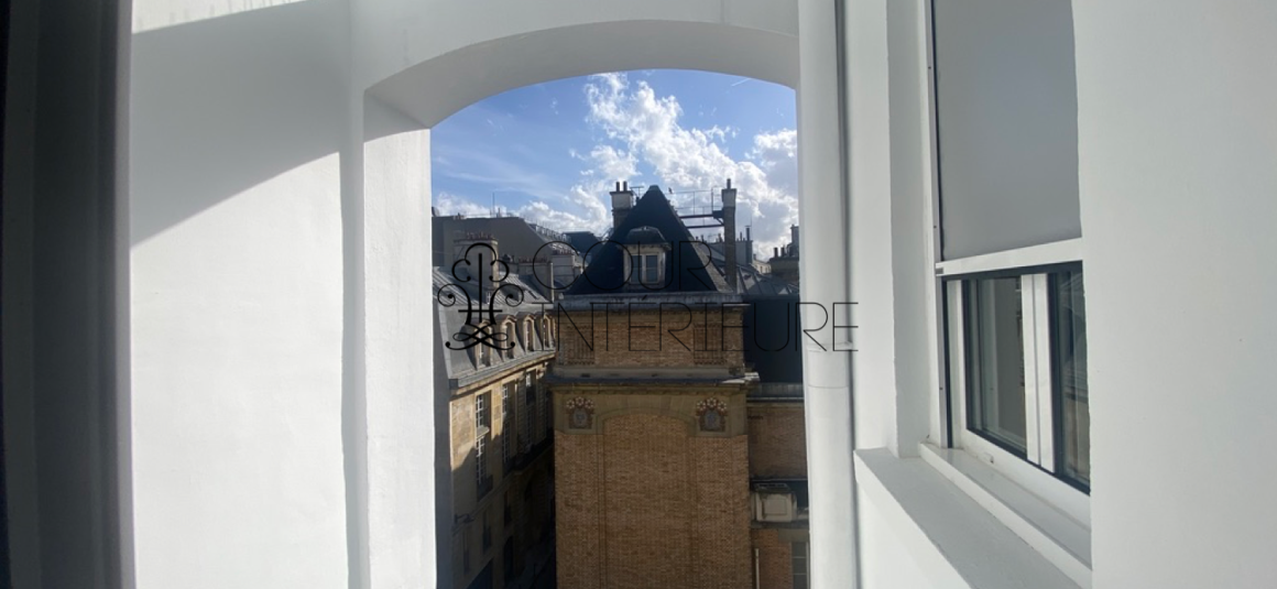 VIDE  (cuisine équipée) Refait neuf – 2 chambres (dont 1 petite) – 58,43 m2 + Balcon –  Paris 1er – Rue Bourdonnais – 5ème et dernier étage avec ascenseur jusqu’au 4ème étage – Loyer charges comprises : 2.300 euros