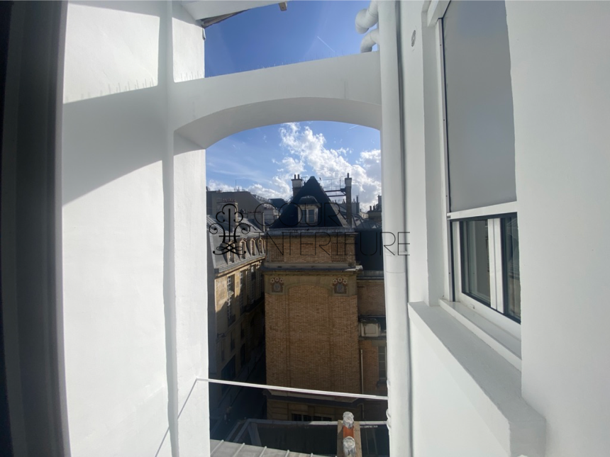 VIDE  (cuisine équipée) Refait neuf – 2 chambres (dont 1 petite) – 58,43 m2 + Balcon –  Paris 1er – Rue Bourdonnais – 5ème et dernier étage avec ascenseur jusqu’au 4ème étage – Loyer charges comprises : 2.300 euros