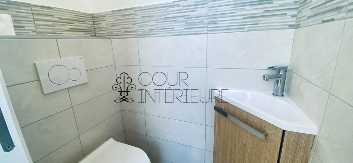 VIDE  (cuisine équipée) Refait neuf – 2 chambres (dont 1 petite) – 58,43 m2 + Balcon –  Paris 1er – Rue Bourdonnais – 5ème et dernier étage avec ascenseur jusqu’au 4ème étage – Loyer charges comprises : 2.300 euros