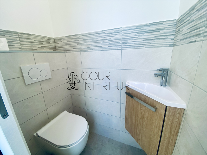 VIDE  (cuisine équipée) Refait neuf – 2 chambres (dont 1 petite) – 58,43 m2 + Balcon –  Paris 1er – Rue Bourdonnais – 5ème et dernier étage avec ascenseur jusqu’au 4ème étage – Loyer charges comprises : 2.300 euros