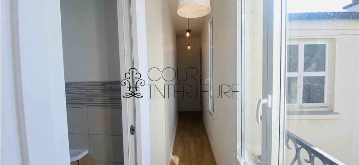 VIDE  (cuisine équipée) Refait neuf – 2 chambres (dont 1 petite) – 58,43 m2 + Balcon –  Paris 1er – Rue Bourdonnais – 5ème et dernier étage avec ascenseur jusqu’au 4ème étage – Loyer charges comprises : 2.300 euros