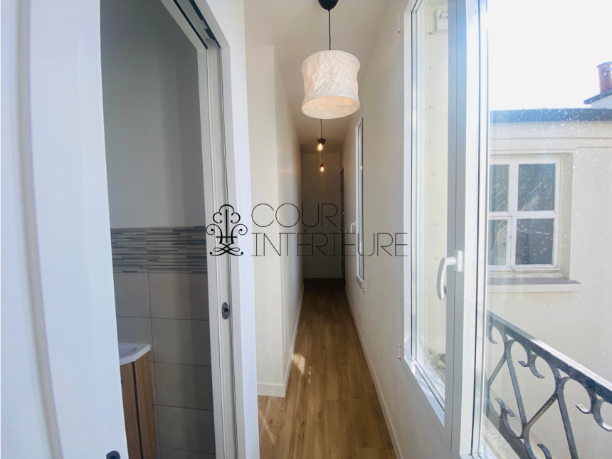 VIDE  (cuisine équipée) Refait neuf – 2 chambres (dont 1 petite) – 58,43 m2 + Balcon –  Paris 1er – Rue Bourdonnais – 5ème et dernier étage avec ascenseur jusqu’au 4ème étage – Loyer charges comprises : 2.300 euros