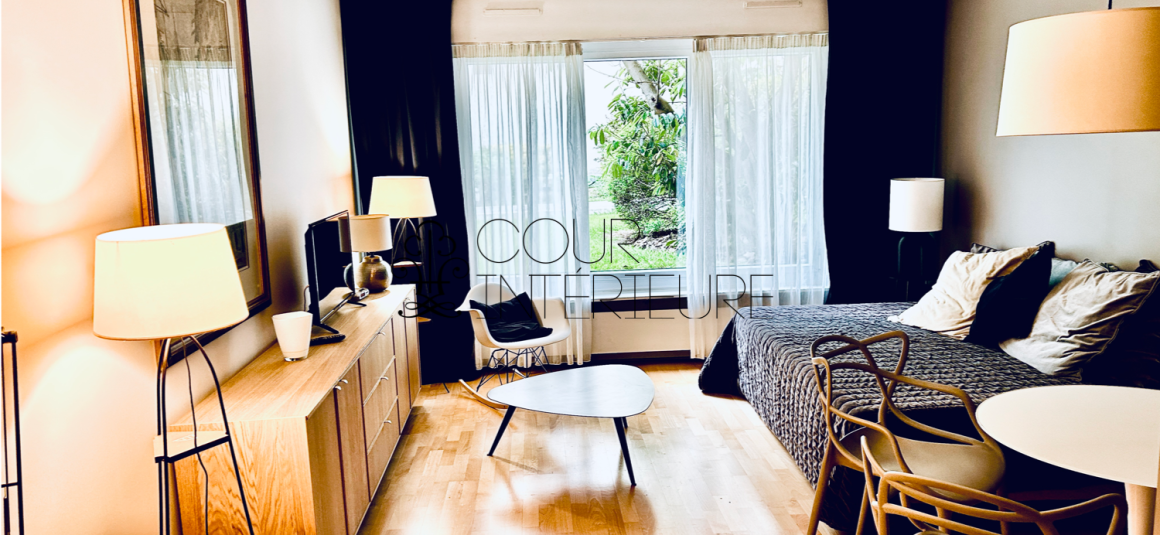 MEUBLÉ – Studio avec lit double – 27 m2 – Paris 9ème – Rue Rochechouart – 1er étage – Loyer charges comprises : 1.200 € (chauffage collectif)