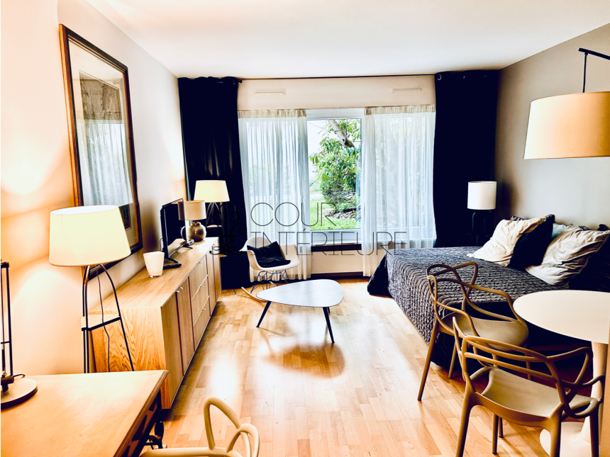MEUBLÉ – Studio avec lit double – 27 m2 – Paris 9ème – Rue Rochechouart – 1er étage – Loyer charges comprises : 1.200 € (chauffage collectif)