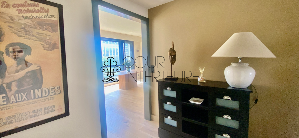 MEUBLÉ – Réfection totale Standing – 3 chambres – 92 Neuilly sur Seine – Pont de Neuilly – 110 m2 – Balcon filant – Climatisation – 3ème étage ascenseur – Loyer charges comprises : 4.100 euros (poss parking en sous-sol en sus)