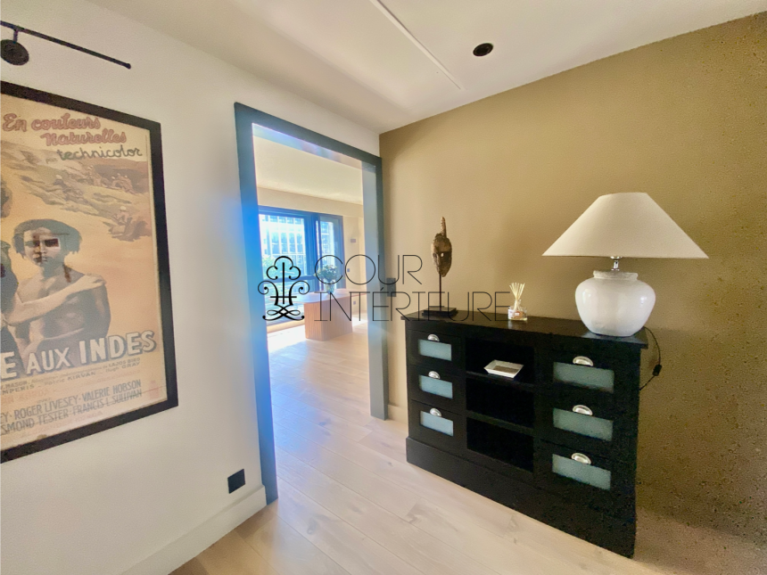 MEUBLÉ – Réfection totale Standing – 3 chambres – 92 Neuilly sur Seine – Pont de Neuilly – 110 m2 – Balcon filant – Climatisation – 3ème étage ascenseur – Loyer charges comprises : 4.100 euros (poss parking en sous-sol en sus)
