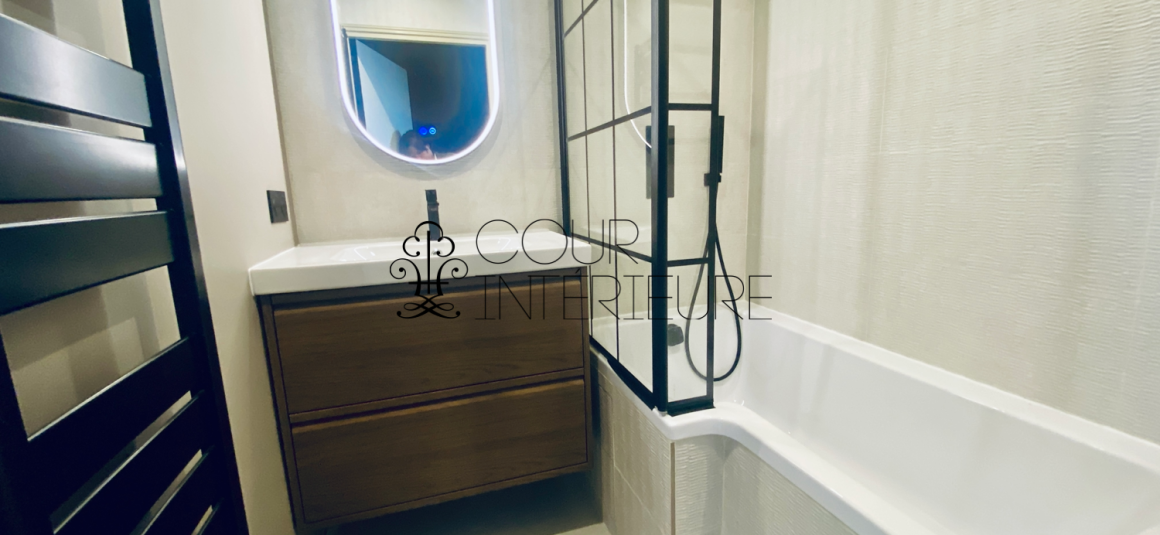 MEUBLÉ – Réfection totale Standing – 3 chambres – 92 Neuilly sur Seine – Pont de Neuilly – 110 m2 – Balcon filant – Climatisation – 3ème étage ascenseur – Loyer charges comprises : 4.100 euros (poss parking en sous-sol en sus)