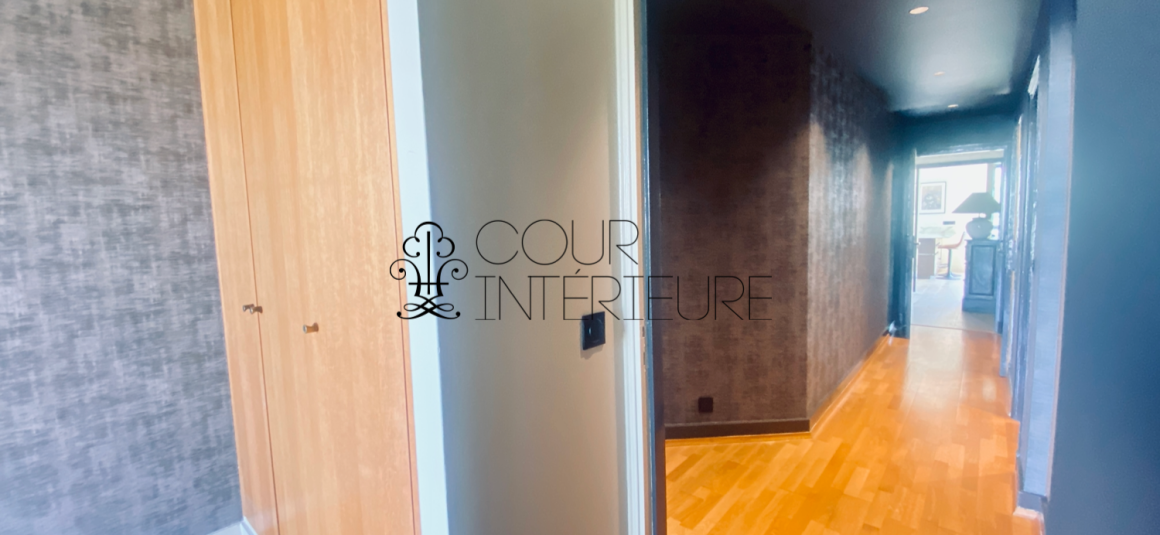 MEUBLÉ – Réfection totale Standing – 3 chambres – 92 Neuilly sur Seine – Pont de Neuilly – 110 m2 – Balcon filant – Climatisation – 3ème étage ascenseur – Loyer charges comprises : 4.100 euros (poss parking en sous-sol en sus)