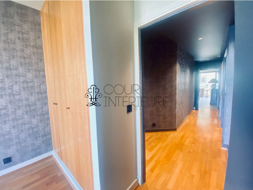 MEUBLÉ – Réfection totale Standing – 3 chambres – 92 Neuilly sur Seine – Pont de Neuilly – 110 m2 – Balcon filant – Climatisation – 3ème étage ascenseur – Loyer charges comprises : 4.100 euros (poss parking en sous-sol en sus)
