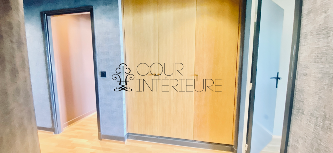 MEUBLÉ – Réfection totale Standing – 3 chambres – 92 Neuilly sur Seine – Pont de Neuilly – 110 m2 – Balcon filant – Climatisation – 3ème étage ascenseur – Loyer charges comprises : 4.100 euros (poss parking en sous-sol en sus)