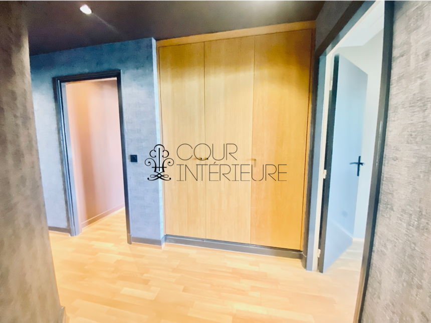 MEUBLÉ – Réfection totale Standing – 3 chambres – 92 Neuilly sur Seine – Pont de Neuilly – 110 m2 – Balcon filant – Climatisation – 3ème étage ascenseur – Loyer charges comprises : 4.100 euros (poss parking en sous-sol en sus)
