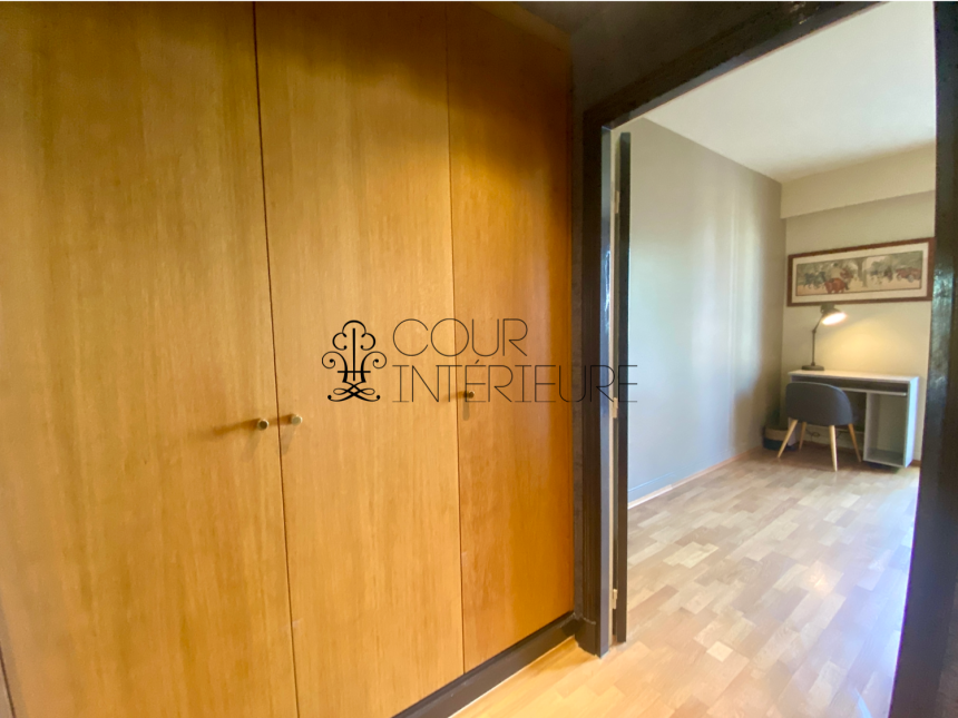 MEUBLÉ – Réfection totale Standing – 3 chambres – 92 Neuilly sur Seine – Pont de Neuilly – 110 m2 – Balcon filant – Climatisation – 3ème étage ascenseur – Loyer charges comprises : 4.100 euros (poss parking en sous-sol en sus)