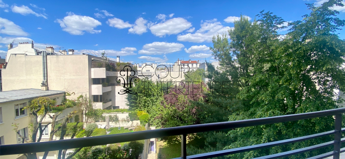 MEUBLÉ – Réfection totale Standing – 3 chambres – 92 Neuilly sur Seine – Pont de Neuilly – 110 m2 – Balcon filant – Climatisation – 3ème étage ascenseur – Loyer charges comprises : 4.100 euros (poss parking en sous-sol en sus)