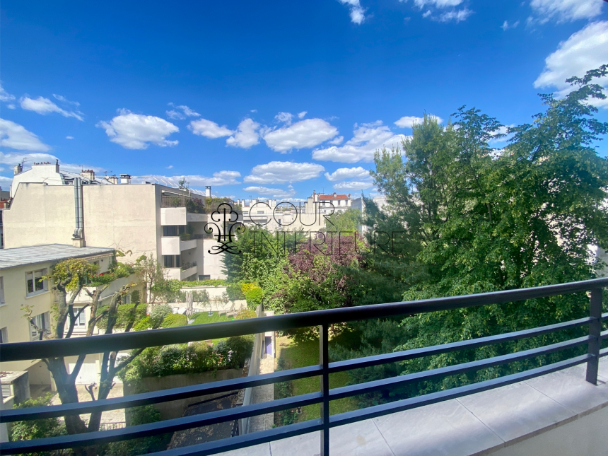 MEUBLÉ – Réfection totale Standing – 3 chambres – 92 Neuilly sur Seine – Pont de Neuilly – 110 m2 – Balcon filant – Climatisation – 3ème étage ascenseur – Loyer charges comprises : 4.100 euros (poss parking en sous-sol en sus)