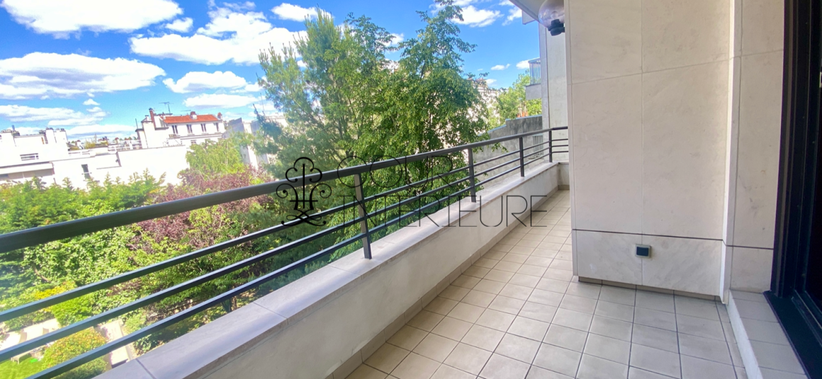 MEUBLÉ – Réfection totale Standing – 3 chambres – 92 Neuilly sur Seine – Pont de Neuilly – 110 m2 – Balcon filant – Climatisation – 3ème étage ascenseur – Loyer charges comprises : 4.100 euros (poss parking en sous-sol en sus)