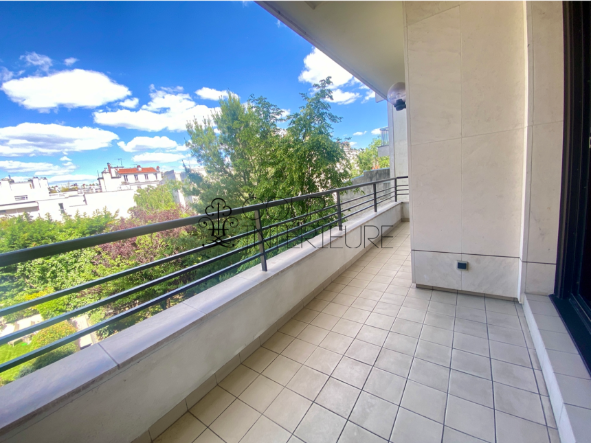 MEUBLÉ – Réfection totale Standing – 3 chambres – 92 Neuilly sur Seine – Pont de Neuilly – 110 m2 – Balcon filant – Climatisation – 3ème étage ascenseur – Loyer charges comprises : 4.100 euros (poss parking en sous-sol en sus)