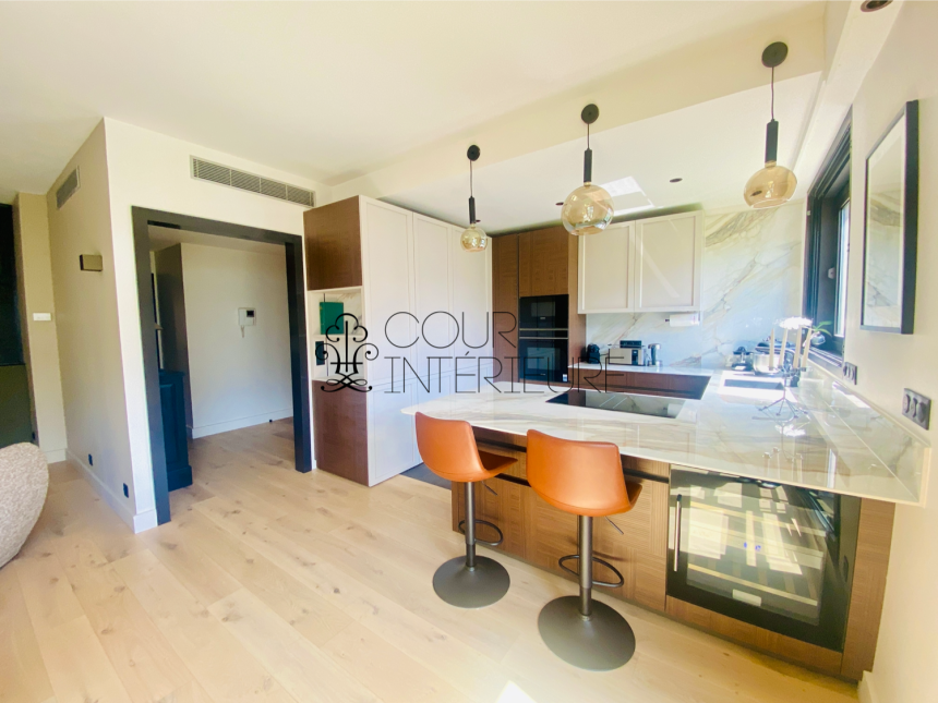 MEUBLÉ – Réfection totale Standing – 3 chambres – 92 Neuilly sur Seine – Pont de Neuilly – 110 m2 – Balcon filant – Climatisation – 3ème étage ascenseur – Loyer charges comprises : 4.100 euros (poss parking en sous-sol en sus)