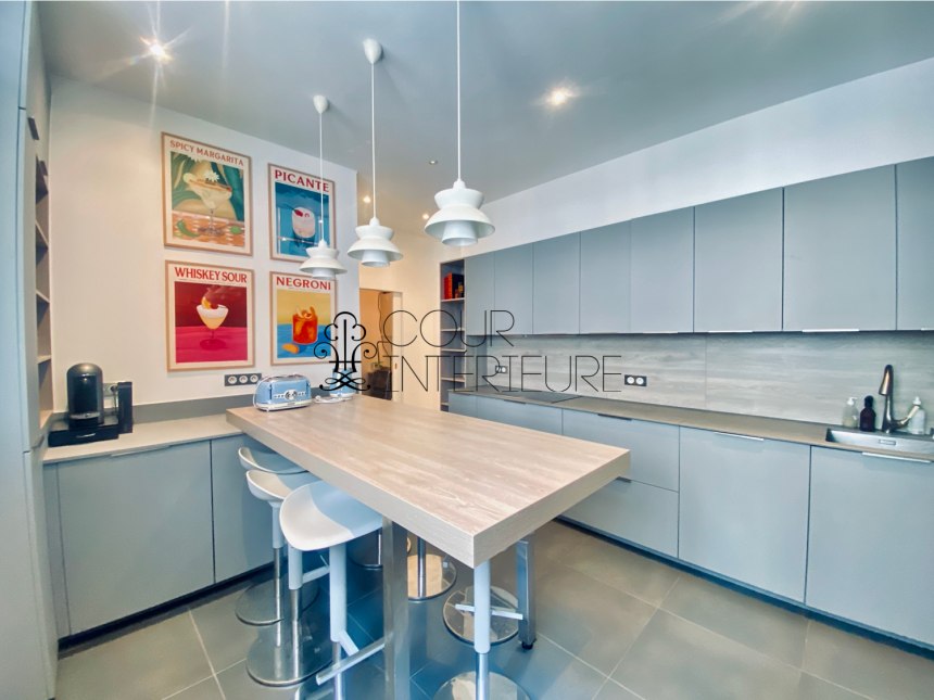 MEUBLÉ – 5 chambres – Paris 16ème – 220 m2 – Rue Cortambert – 3ème étage avec ascenseur – Loyer charges comprises : 10.100 euros (chauffage collectif)