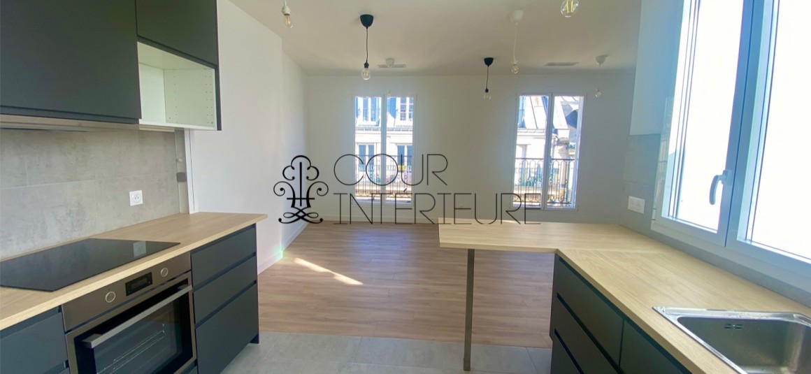 VIDE  (cuisine équipée) Refait neuf – 2 chambres (dont 1 petite) – 58,43 m2 + Balcon –  Paris 1er – Rue Bourdonnais – 5ème et dernier étage avec ascenseur jusqu’au 4ème étage – Loyer charges comprises : 2.300 euros