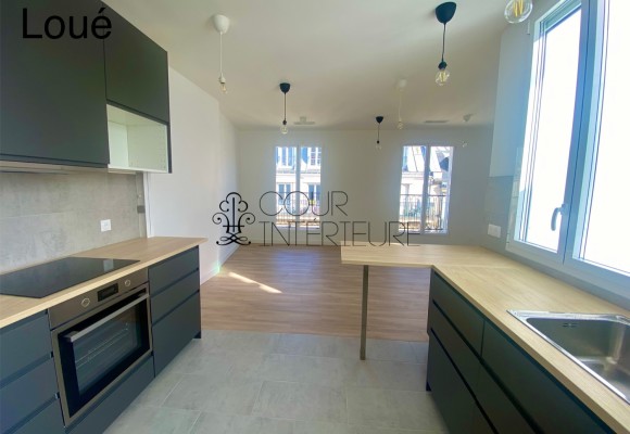 VIDE  (cuisine équipée) Refait neuf – 2 chambres (dont 1 petite) – 58,43 m2 + Balcon –  Paris 1er – Rue Bourdonnais – 5ème et dernier étage avec ascenseur jusqu’au 4ème étage – Loyer charges comprises : 2.300 euros