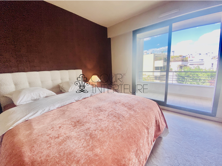 MEUBLÉ – Réfection totale Standing – 3 chambres – 92 Neuilly sur Seine – Pont de Neuilly – 110 m2 – Balcon filant – Climatisation – 3ème étage ascenseur – Loyer charges comprises : 4.100 euros (poss parking en sous-sol en sus)