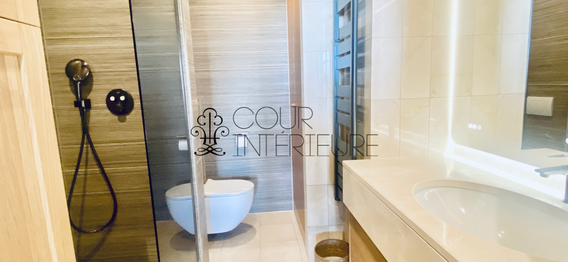 MEUBLÉ – Réfection totale Standing – 3 chambres – 92 Neuilly sur Seine – Pont de Neuilly – 110 m2 – Balcon filant – Climatisation – 3ème étage ascenseur – Loyer charges comprises : 4.100 euros (poss parking en sous-sol en sus)