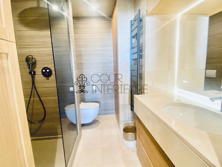 MEUBLÉ – Réfection totale Standing – 3 chambres – 92 Neuilly sur Seine – Pont de Neuilly – 110 m2 – Balcon filant – Climatisation – 3ème étage ascenseur – Loyer charges comprises : 4.100 euros (poss parking en sous-sol en sus)