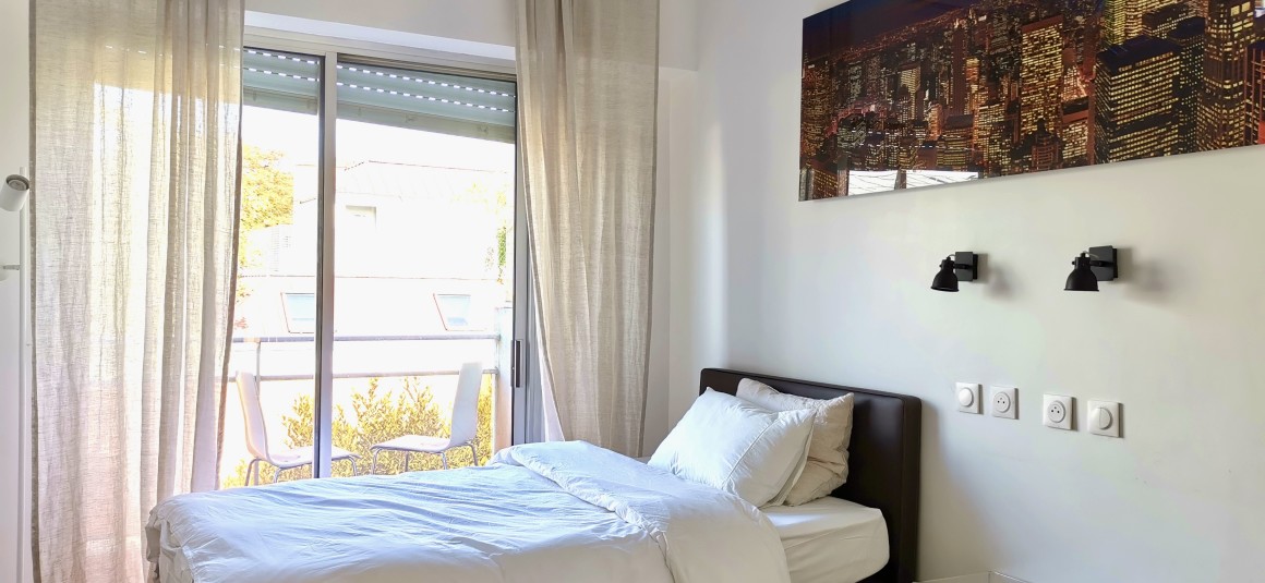 MEUBLÉ – 2 chambres – 80 m2 – Paris 16ème – Rue de la Tour – Balcon – 3ème étage ascenseur – Loyer charges comprises : 3.000 euros