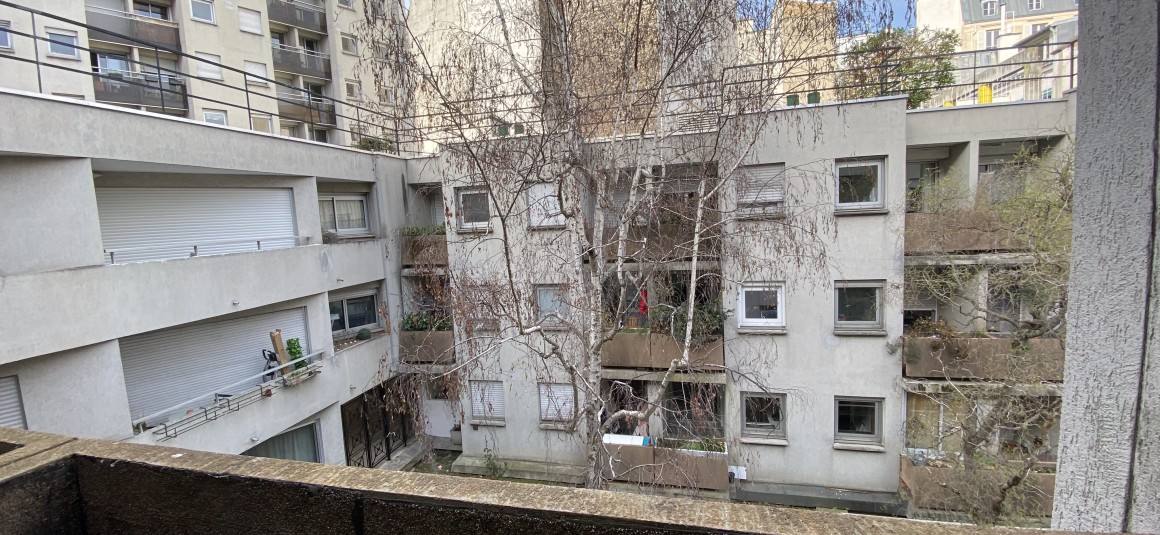 MEUBLÉ – Studio – 23 m2 + Balcon 2 m2- rue Jean-Baptiste Pigalle – Paris 9ème – 2ème et dernier étage ascenseur – Loyer charges comprises : 1.100 euros