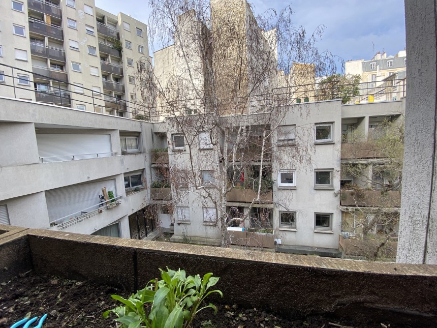 MEUBLÉ – Studio – 23 m2 + Balcon 2 m2- rue Jean-Baptiste Pigalle – Paris 9ème – 2ème et dernier étage ascenseur – Loyer charges comprises : 1.100 euros