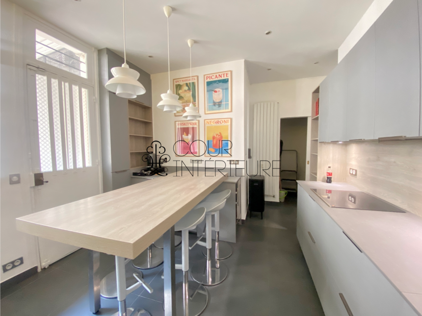 MEUBLÉ – 5 chambres – Paris 16ème – 220 m2 – Rue Cortambert – 3ème étage avec ascenseur – Loyer charges comprises : 10.100 euros (chauffage collectif)