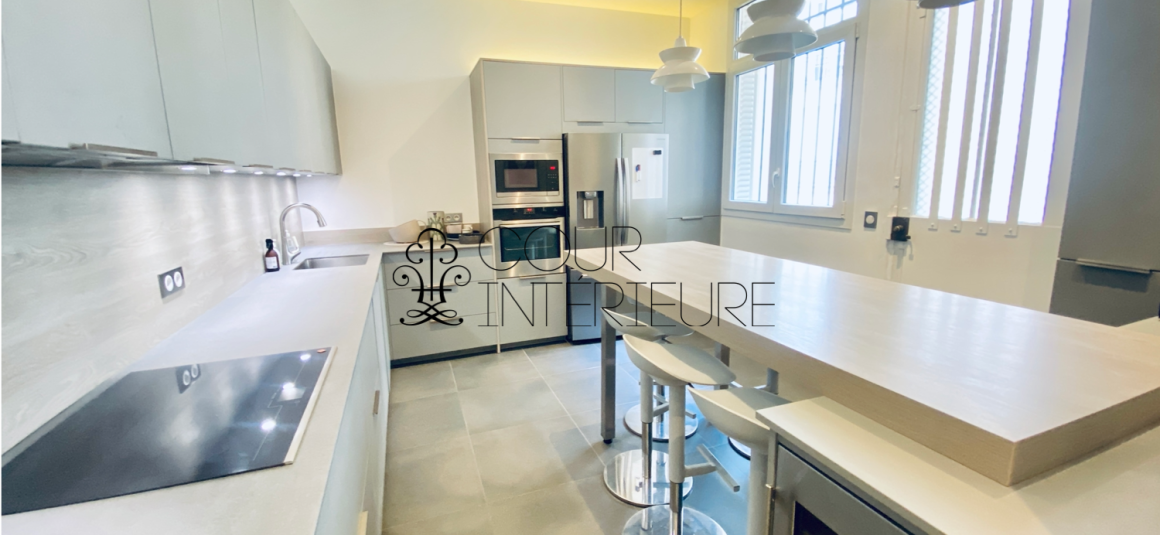 MEUBLÉ – 5 chambres – Paris 16ème – 220 m2 – Rue Cortambert – 3ème étage avec ascenseur – Loyer charges comprises : 9.500 euros (chauffage collectif)