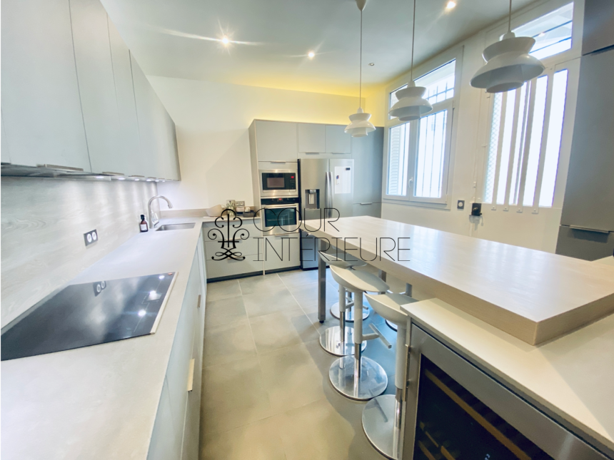 MEUBLÉ – 5 chambres – Paris 16ème – 220 m2 – Rue Cortambert – 3ème étage avec ascenseur – Loyer charges comprises : 10.100 euros (chauffage collectif)