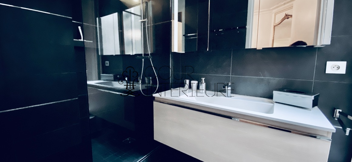 MEUBLÉ – 6/7 Pièces – Paris 17ème – Rue Pierre Demours – 210 m2 – 1er étage avec ascenseur – Loyer charges comprises : 5.900 euros (chauffage central)