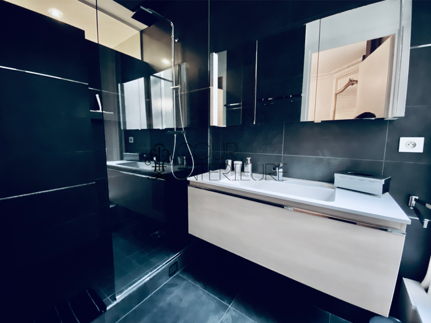 MEUBLÉ – 6/7 Pièces – Paris 17ème – Rue Pierre Demours – 210 m2 – 1er étage avec ascenseur – Loyer charges comprises : 5.900 euros (chauffage central)
