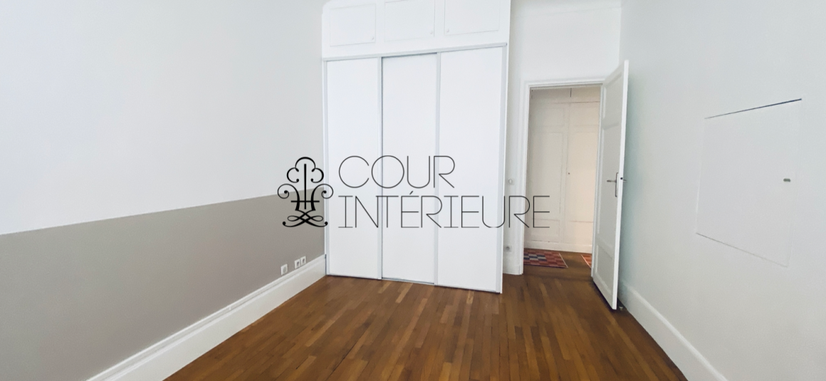 MEUBLÉ – 5 chambres – Paris 16ème – 220 m2 – Rue Cortambert – 3ème étage avec ascenseur – Loyer charges comprises : 9.500 euros (chauffage collectif)