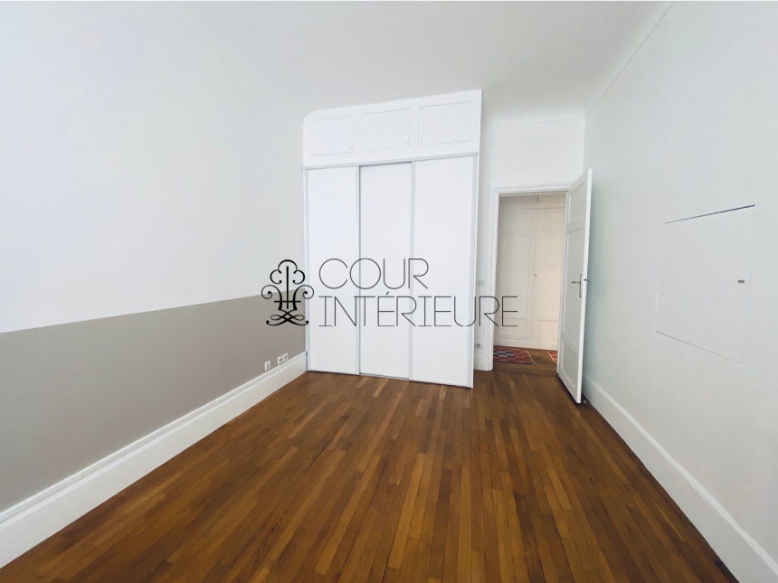 MEUBLÉ – 5 chambres – Paris 16ème – 220 m2 – Rue Cortambert – 3ème étage avec ascenseur – Loyer charges comprises : 10.100 euros (chauffage collectif)