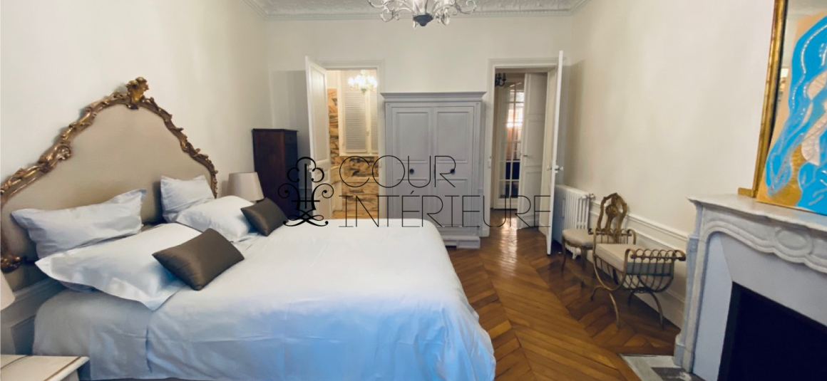 MEUBLÉ – 6/7 Pièces – Paris 17ème – Rue Pierre Demours – 210 m2 – 1er étage avec ascenseur – Loyer charges comprises : 5.900 euros (chauffage central)