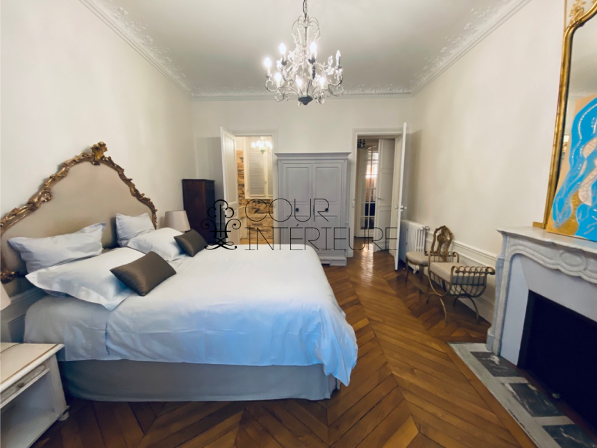 MEUBLÉ – 6/7 Pièces – Paris 17ème – Rue Pierre Demours – 210 m2 – 1er étage avec ascenseur – Loyer charges comprises : 5.900 euros (chauffage central)
