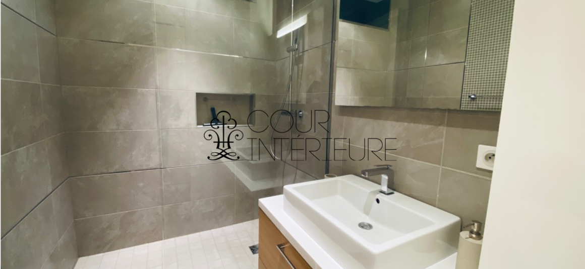 MEUBLÉ – 6/7 Pièces – Paris 17ème – Rue Pierre Demours – 210 m2 – 1er étage avec ascenseur – Loyer charges comprises : 5.900 euros (chauffage central)